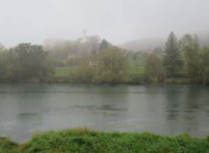 Kirche Küttigen im Dunst der Regenwolken