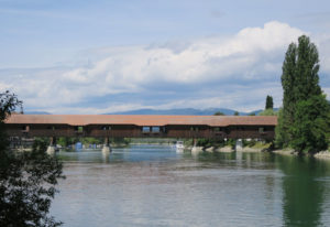 Am Horizont hinter der neu-alten Holzbrücke von Büren dräut der Jura.
