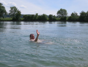 Furchtlos und kühn: Stefan hat sich in die Aare geworfen – 16 Grad, brrr.