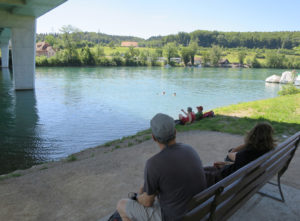 Die einen hausen wie die Clochards unter der Brücke, während die anderen schwimmen.
