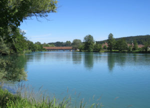 Das Tagesziel in Sicht: Die hölzerne Brücke über die Aare bei Wangen.