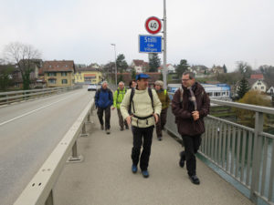 Start zwischen Aare und Hochnebel: Auf der Aarebrücke bei Stilli