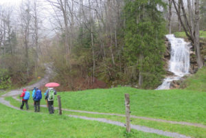Beim Styrigbach: Wasserfälle am Weg und vom Himmel