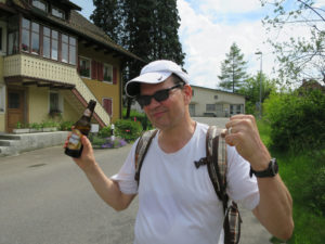 Jetzt kann ihm die Gewitterschwüle nichts mehr anhaben: In Hergiswil hat Stefan ein Bier ergattert.