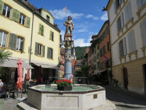 Der Bannerträgerbrunnen wacht über die Altstadt von La Neuveville.