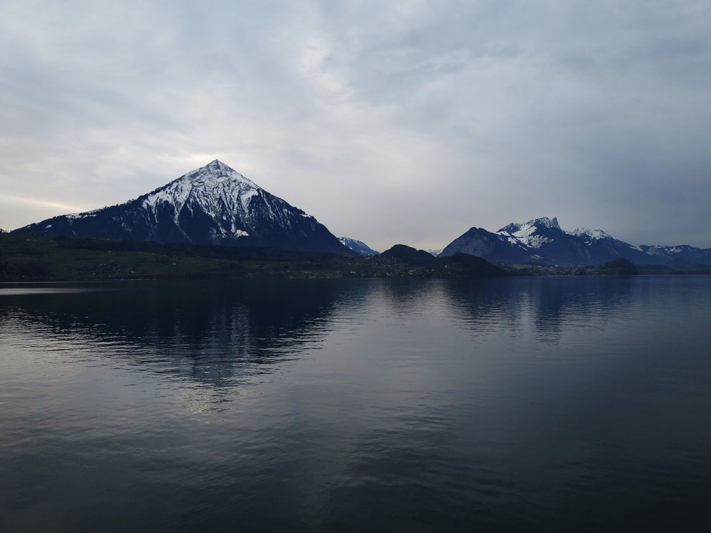 Am Ziel Beatenbucht: Blaue Stunde am Thunersee