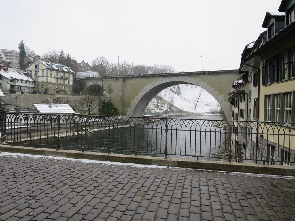 Die Nydeggbrücke (hinten): Grimselgranit fern der Grimsel