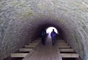 Ein Tunnel für Bach und Wanderer