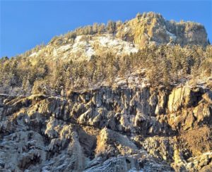 Stattliche Eiszapfen bei Zweilütschinen