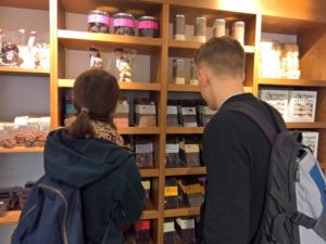 Am Bahnhof Gruyères glüschtelten sie herum.