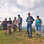 Weit oben, aber noch nicht ganz: Die Aaaronauten sind auf dem Rücken des Hügelzugs angekommen und haben den Hundsrügg-Gipfel im Rücken. Einige von ihnen haben versucht, sich in koreanischer Manier während des In-die-Luft-Hüpfens zu fotografieren, und sind deshalb noch damit beschäftigt, ihre Gesichtszüge zu entspannen.