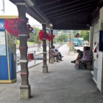 Weil kein exakter Marschplan existierte, kam das Aaronauten-Expeditionskorps in den Genuss von fünfzig Minuten Bahnhof Saanenmöser. Es hat dort nicht viel. Ein Käsekessi aus Kupfer, das als Brunnen dient (in Betrieb), einen Laden mit der Aufschrift «7 Tage offen» (geschlossen), davor eine Tiefkühltruhe mit bombastischem Sortiment (ebenfalls verriegelt), einen Selecta-Automaten. Wir sassen also da und schauten die Fahrleitung an.