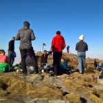 Dichtestress auf dem Gemmenalphorn. Glücklicherweise ist der Gipfel eine flache Hochebene, so dass auch das Grüppchen amerikanischer Fondue-Aficionados ein Plätzchen fand.