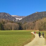 Hinter lieblichen Gefilden erheben sich furchterregende Flühe und Wände der vordersten Jurakette.