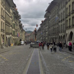 In der Kramgasse haben sie den Stadtbach vor ein paar Jahren ans Tageslicht zurückgebracht – aber gleich wieder mit Metallgittern zugedeckt. In der Kramgasse haben sie den Stadtbach vor ein paar Jahren ans Tageslicht zurückgebracht – aber gleich wieder mit Metallgittern zugedeckt.