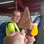 Drei Eisgenossen stossen am Bahnhofkiosk Kirchberg-Alchenflüh auf die erfolgreich gemeisterte Emme-Tour an.