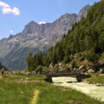 Die Aaronauten überschreiten das Steinwasser, das sich wenig später ins Gadmerwasser verwandelt.