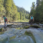 Das Expeditionskorps betritt zaghaften Fusses die urwüchsig geformte Sohle des Emme-Betts bei Schüpbach.
