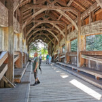 Nicht auf den Holzweg, sondern auf den Holzbrückenweg gerieten die Aaronauten auf ihrer Expedition ins Emmental. Hier die Brunnmattbrücke, die vor 30 Jahren aus der Bubenei an den heutigen Standort bei Emmenmatt transplantiert wurde.