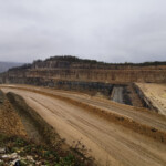 Der Grand Canyon von Eclépens; das Zementwerk hat schon den halben Berg weggefressen.