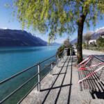 Mein Zwiespalt an der österlichen Aare: Polizeilich gesperrte Aussichtsbänke am Ufer des Brienzersees.
